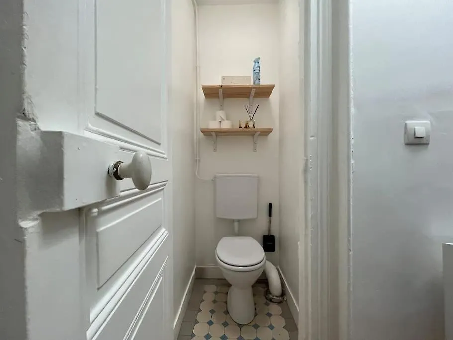 Central Typical Parisian Studio 0*, Paris